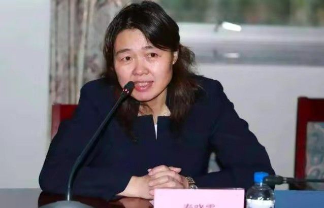 你们来我这里演琼瑶剧了？说罢，他指着刘曼琼，高声骂道：识相的就赶紧跟着你老爸滚远一点，不然的话我连你一起收拾。